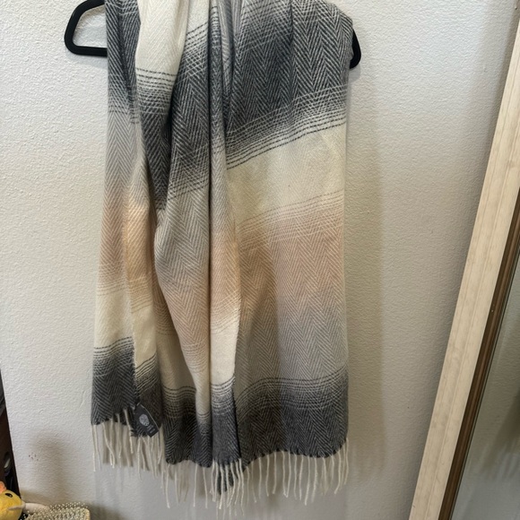 Vince Camuto Gray and Cream Accent Throw with Fringe - Picture 2 of 5